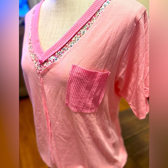 🆕🌿🩷POL: MULTI PINK V-neck Floral Lace Front Pocket Top SMALL - Picture 7 of 11